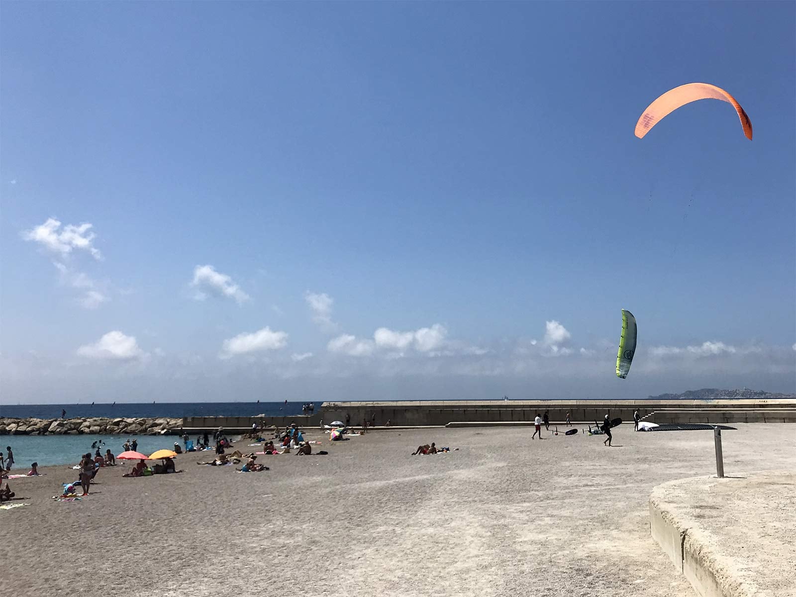 Panique sur la plage kite surfs