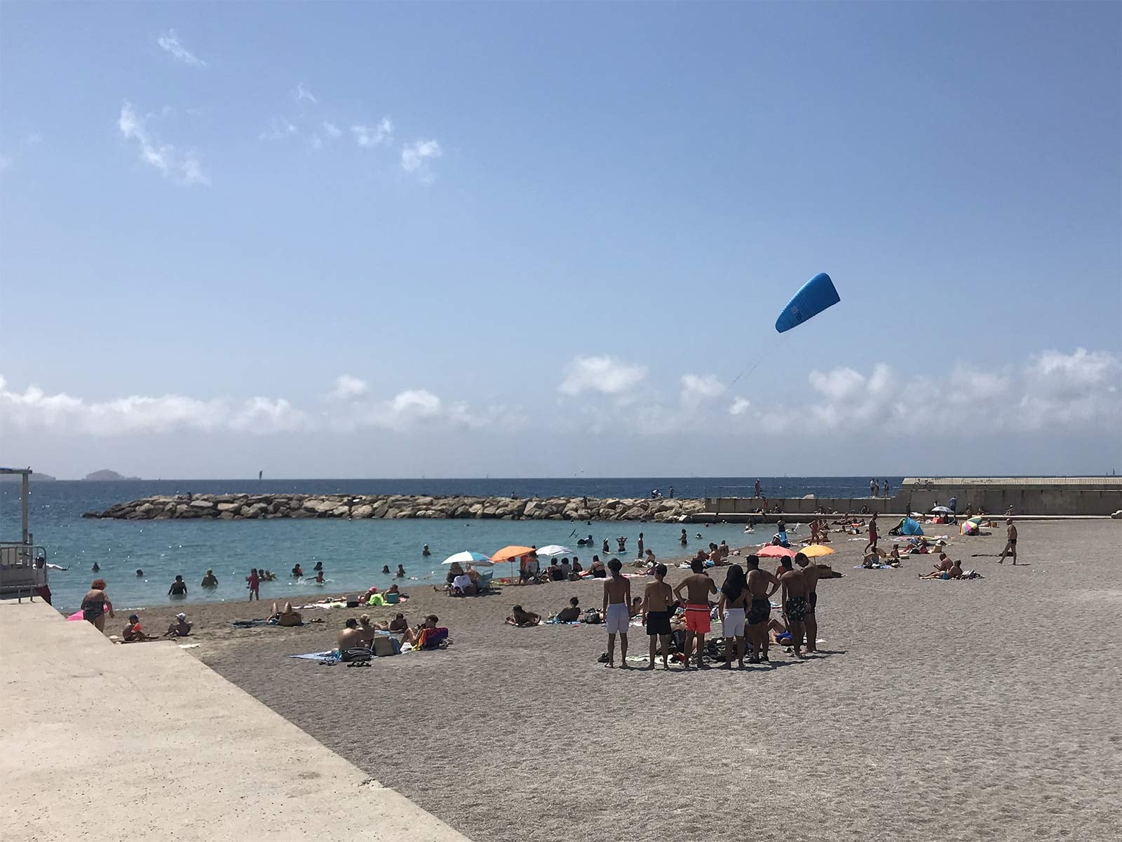27 juillet 2021 Panique sur la plage du Petit Roucas, débarquement de 3 kitesurfs du pôle France Voile au milieu des baigneurs