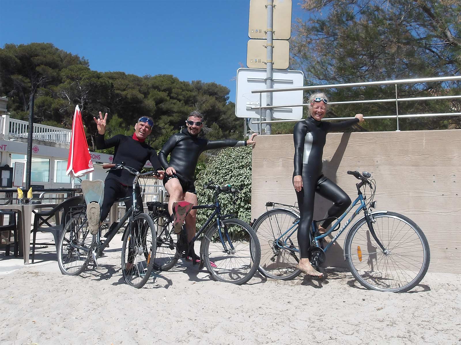 3 Cyclistes nageurs sur la plage de Carry : Katja, Olivier et Benjamin. Il y en avait 2 autres non photographiés : Gilles et Matthieu