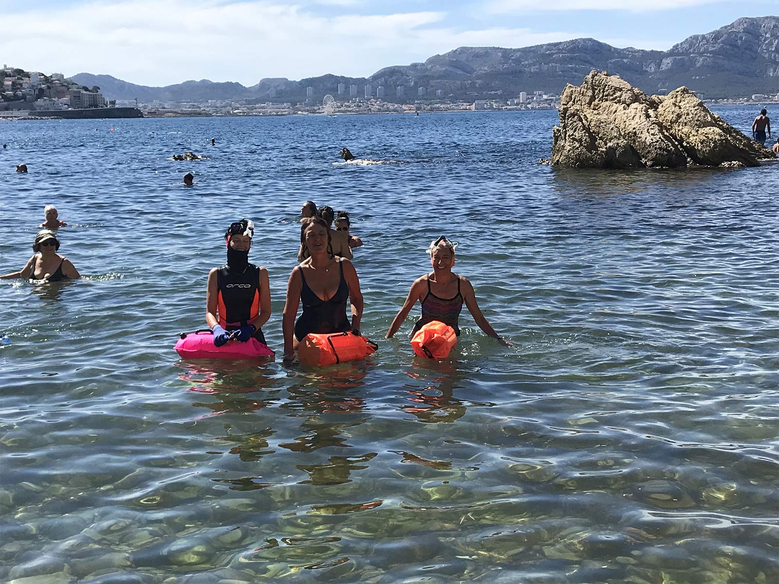 Elodie, Pascale et Régine, rebelote pour 1 km de nage vers les Dauphins