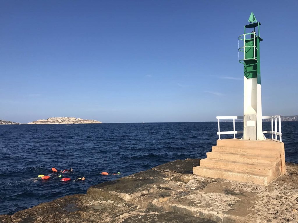Nageurs devant le phare des Catalans