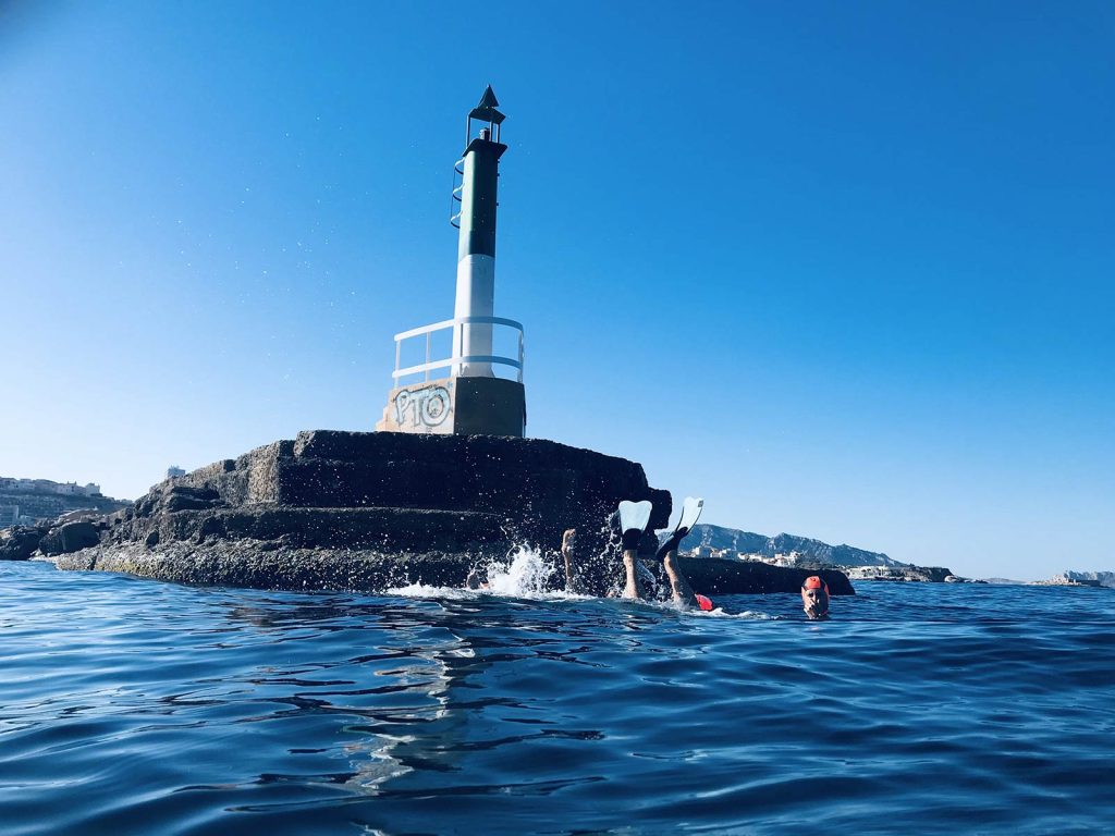 Devant le phare des Catalans
